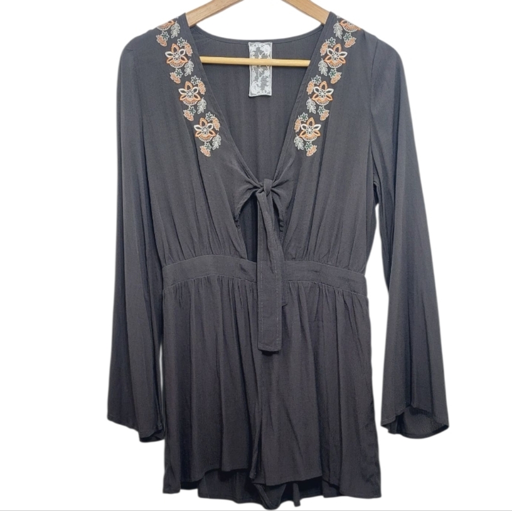 Sadie & Sage Women's Size Small Romper Gray Floral Embroidery
